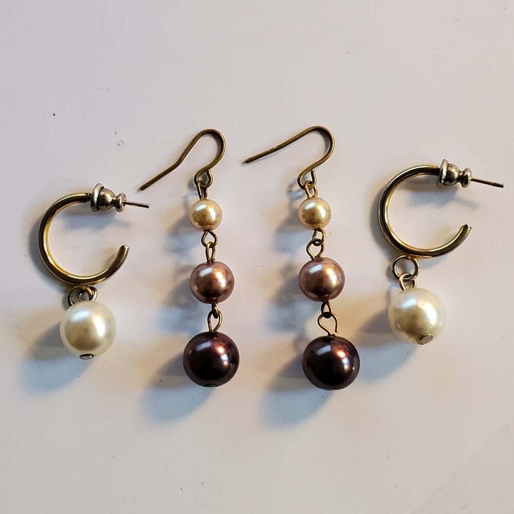 Vintage faux pearl and gold tone metal earrings Lot of 2 Great condition